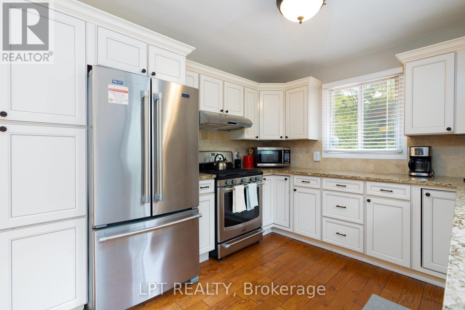 34 Staglir Drive, Tiny, ON - Indoor Photo Showing Kitchen