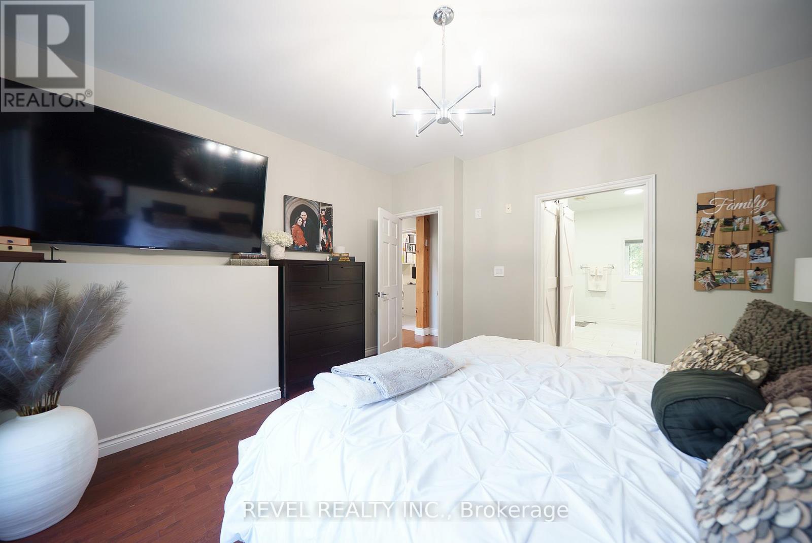9 Michael'S Lane, Tillsonburg, ON - Indoor Photo Showing Bedroom