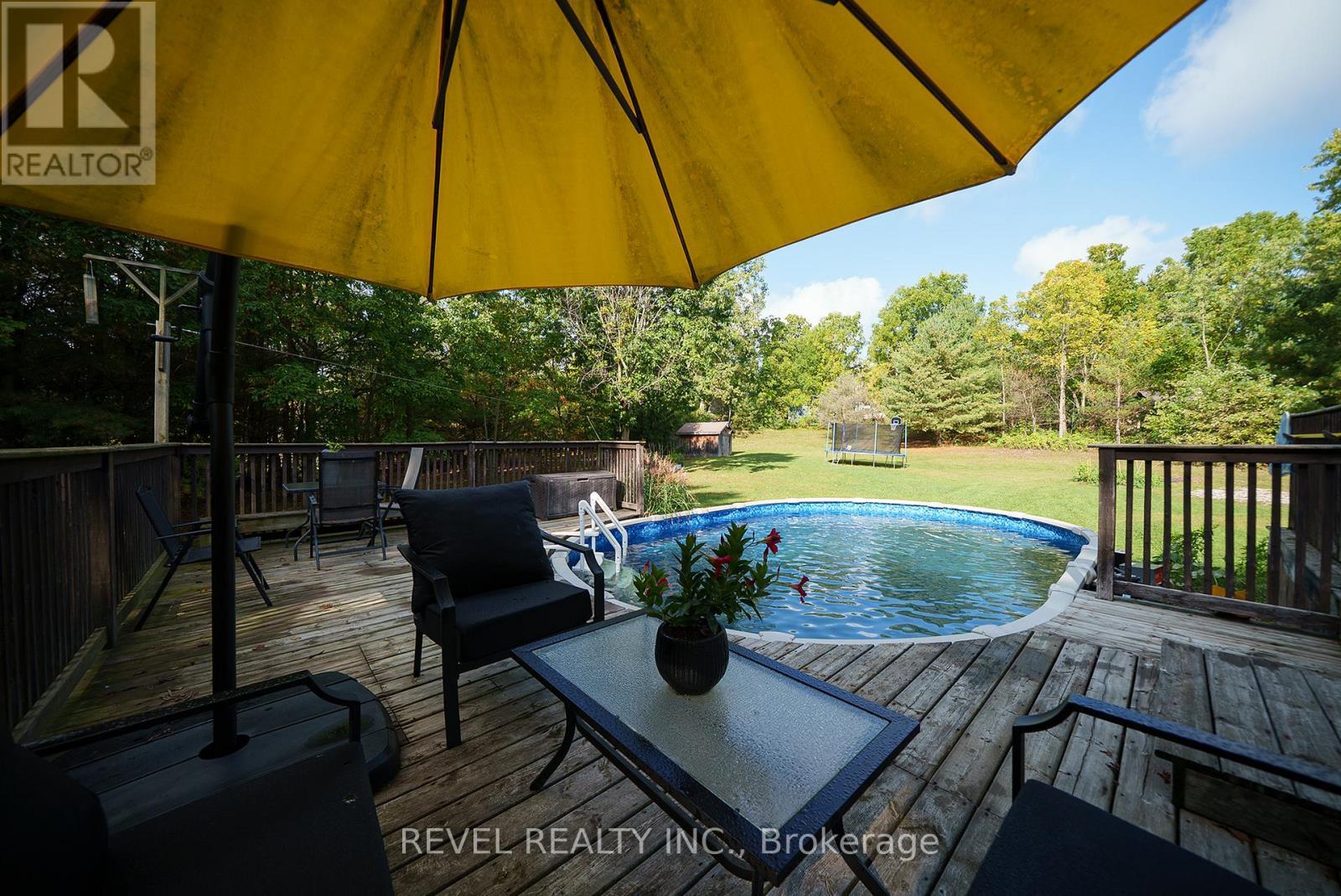 9 Michael'S Lane, Tillsonburg, ON - Outdoor With Above Ground Pool