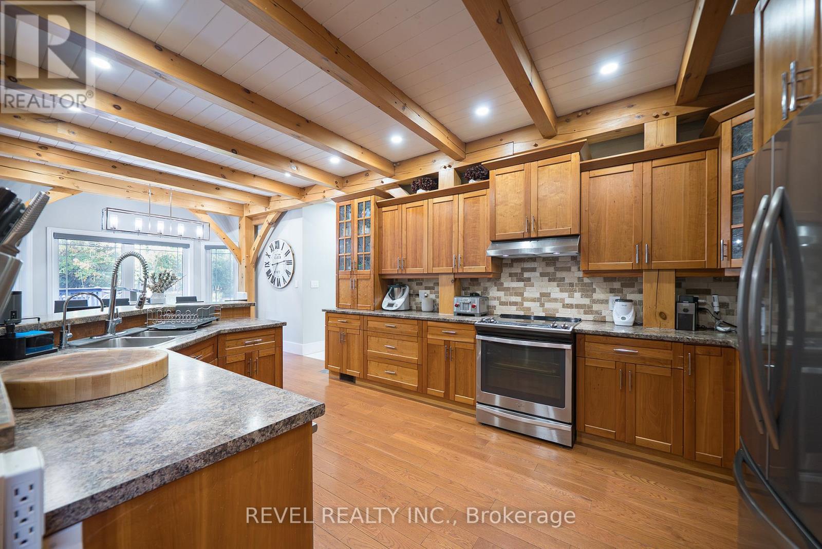 9 Michael'S Lane, Tillsonburg, ON - Indoor Photo Showing Kitchen With Double Sink