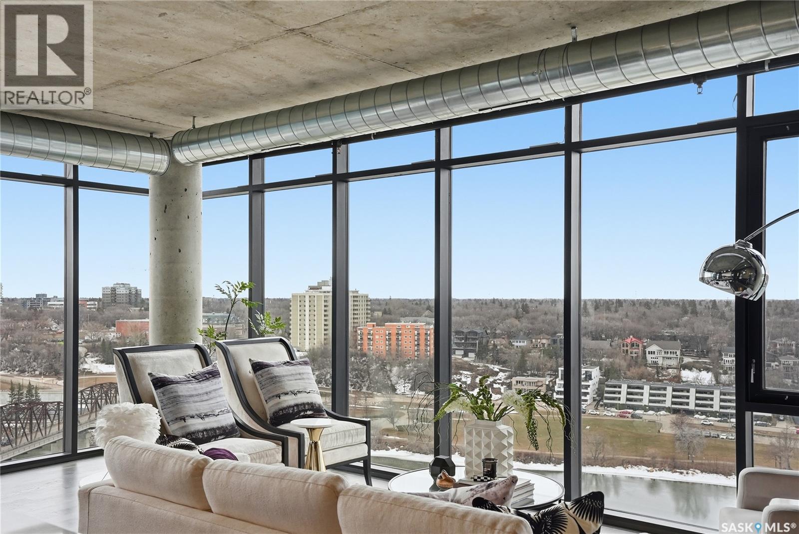 1505 490 2Nd Avenue S, Saskatoon, SK - Indoor Photo Showing Living Room