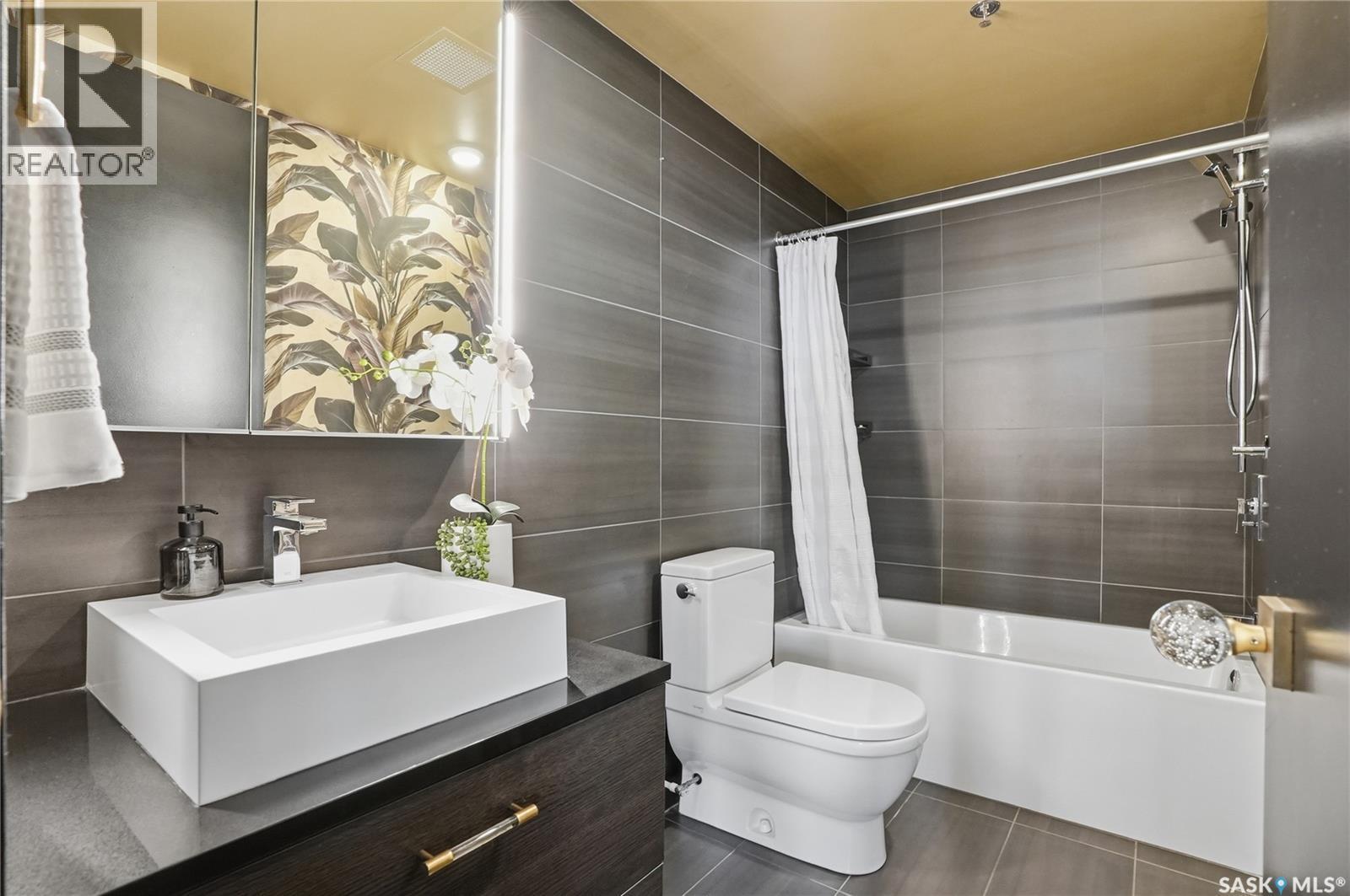1505 490 2Nd Avenue S, Saskatoon, SK - Indoor Photo Showing Bathroom
