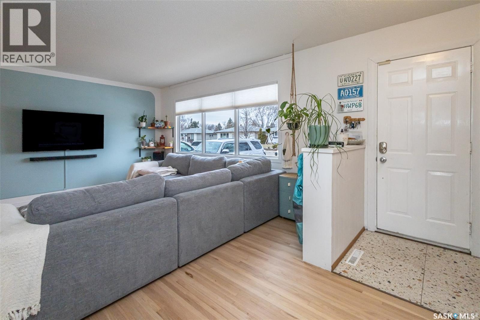 38 Morris Drive, Saskatoon, SK - Indoor Photo Showing Living Room