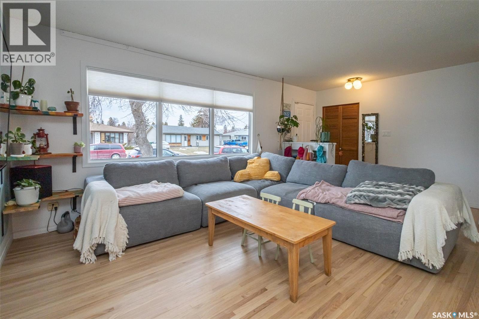 38 Morris Drive, Saskatoon, SK - Indoor Photo Showing Living Room