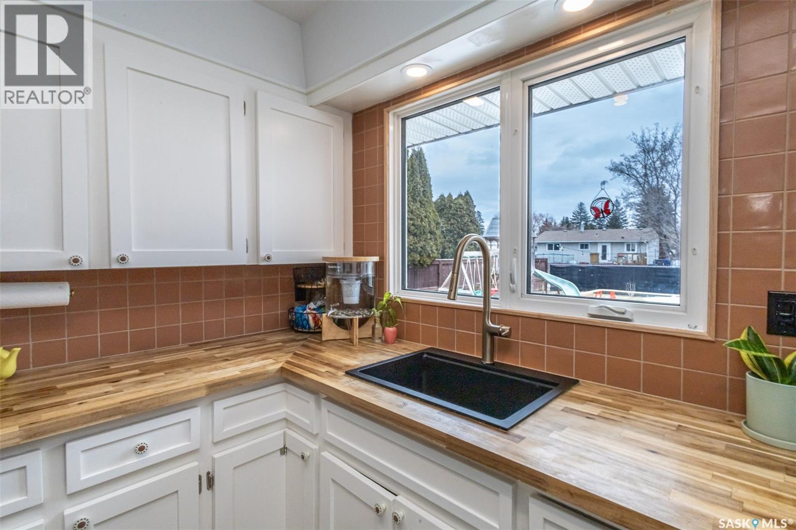 38 Morris Drive, Saskatoon, SK - Indoor Photo Showing Kitchen