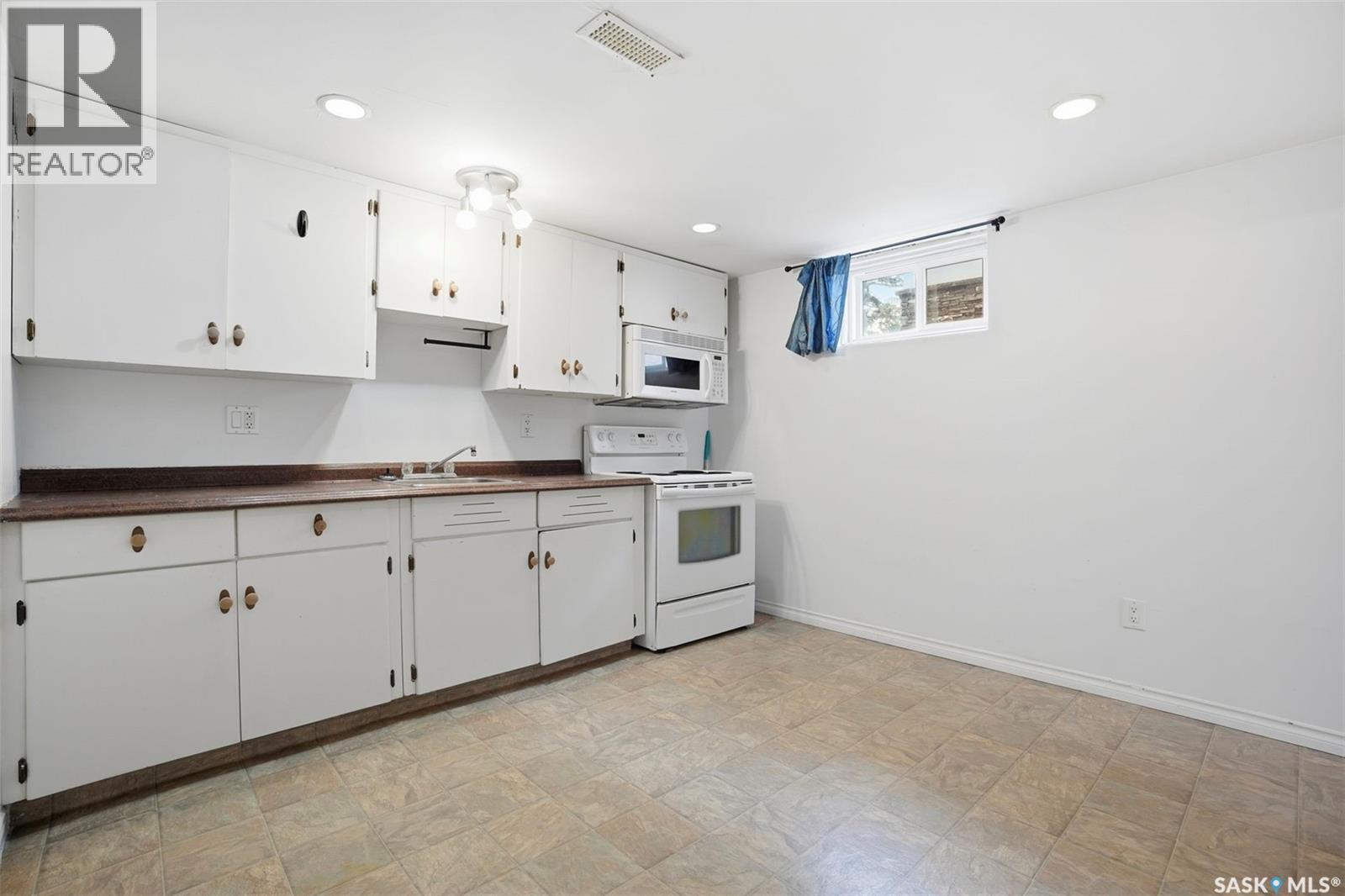 1117 Taylor Street E, Saskatoon, SK - Indoor Photo Showing Kitchen