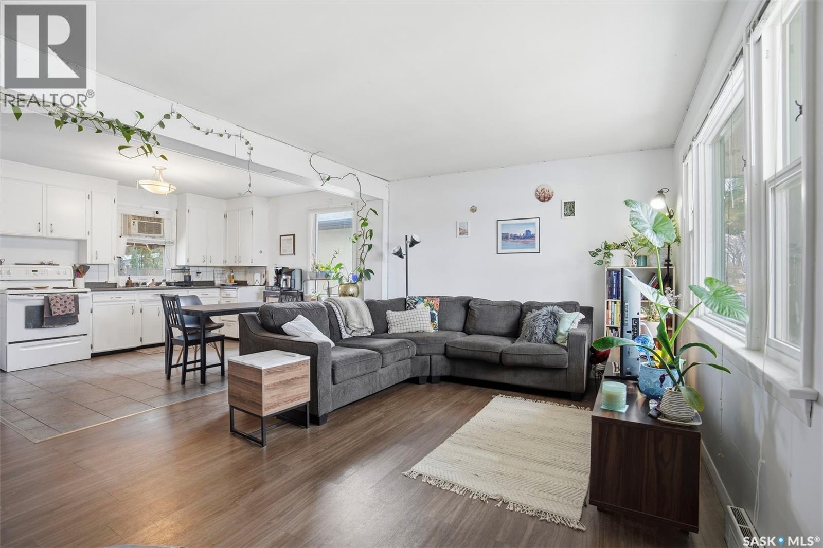 1117 Taylor Street E, Saskatoon, SK - Indoor Photo Showing Living Room