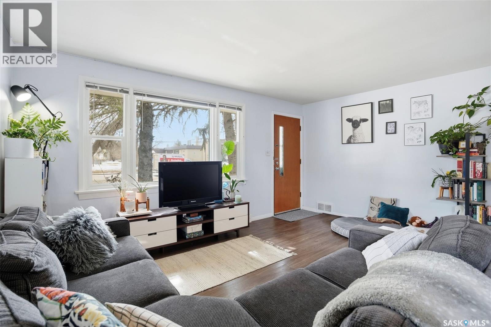 1117 Taylor Street E, Saskatoon, SK - Indoor Photo Showing Living Room