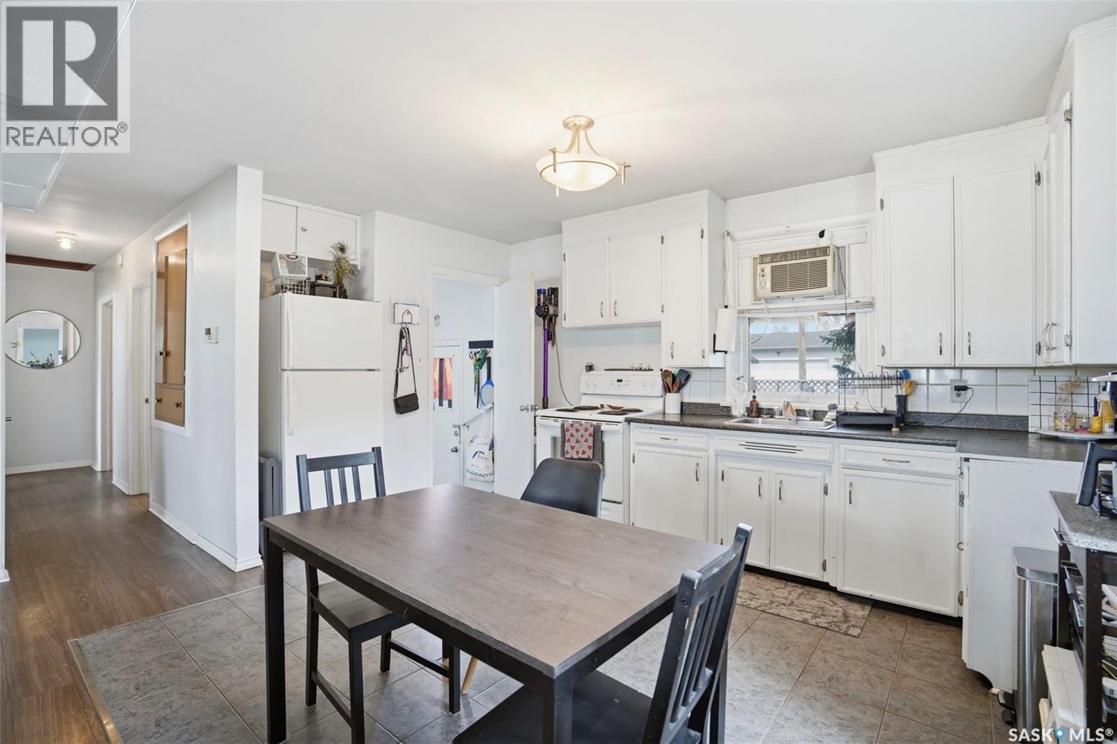 1117 Taylor Street E, Saskatoon, SK - Indoor Photo Showing Kitchen With Double Sink