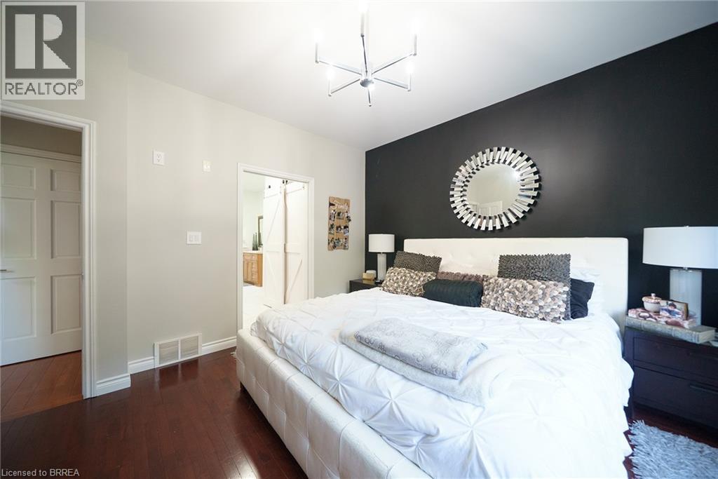 9 Michael'S Lane, Tillsonburg, ON - Indoor Photo Showing Bedroom