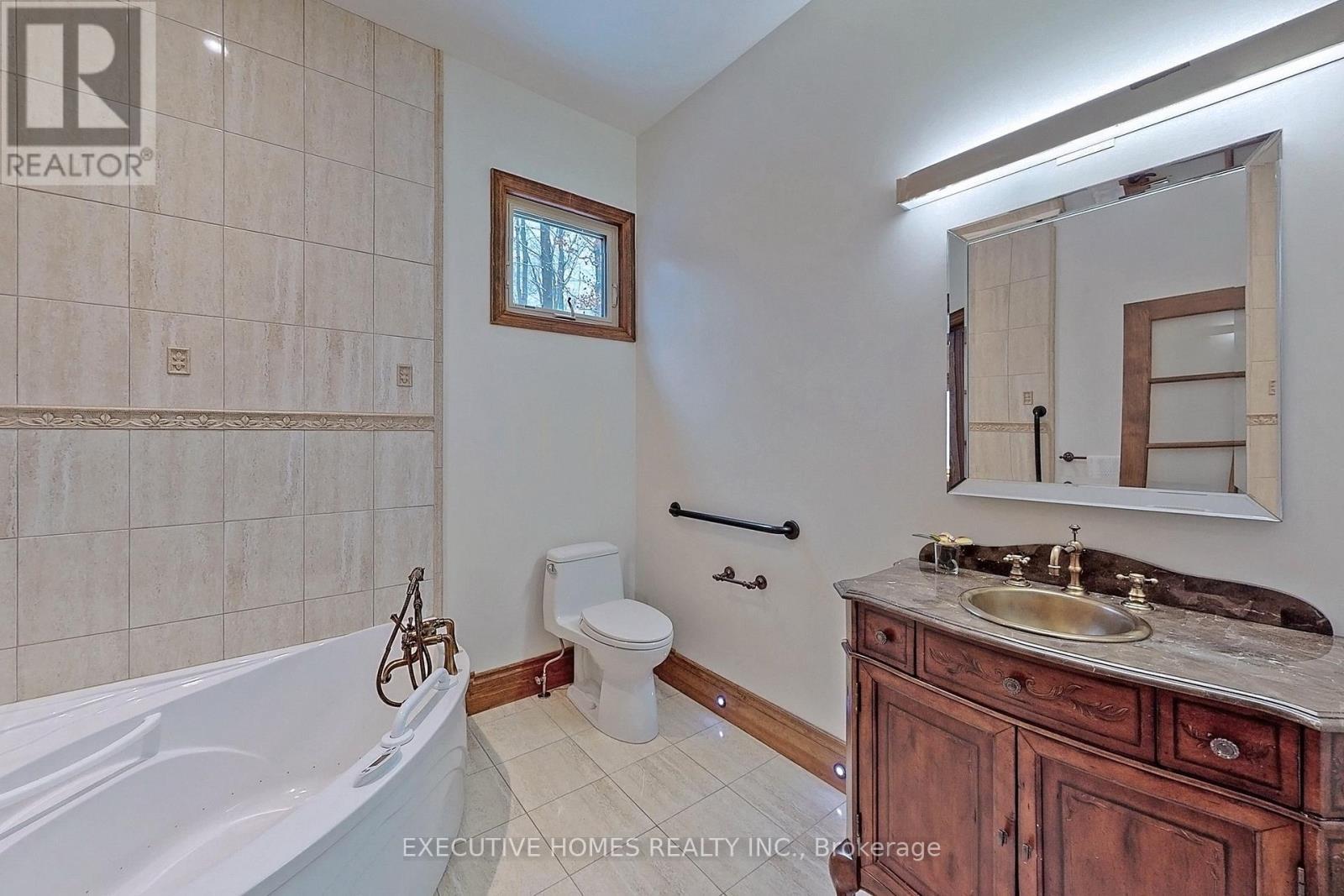 7651 Milburough Line, Milton, ON - Indoor Photo Showing Bathroom
