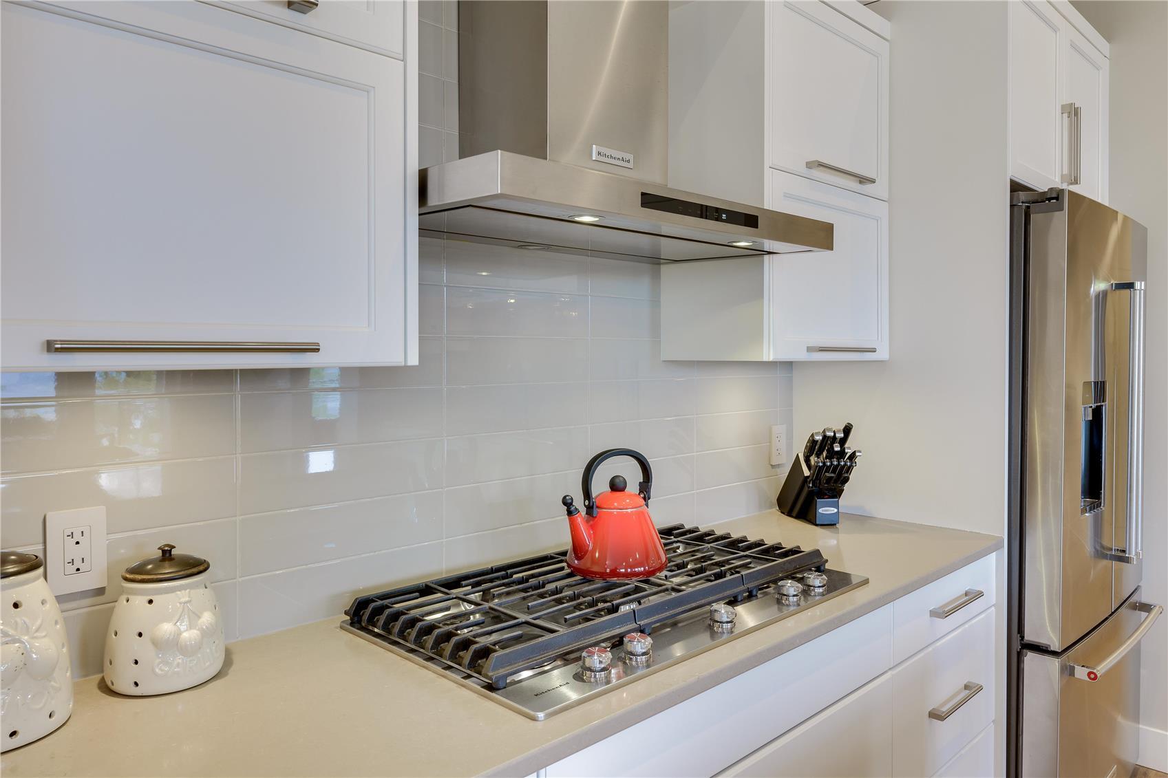 3303 Water Birch Circle, Kelowna, BC - Indoor Photo Showing Kitchen With Upgraded Kitchen