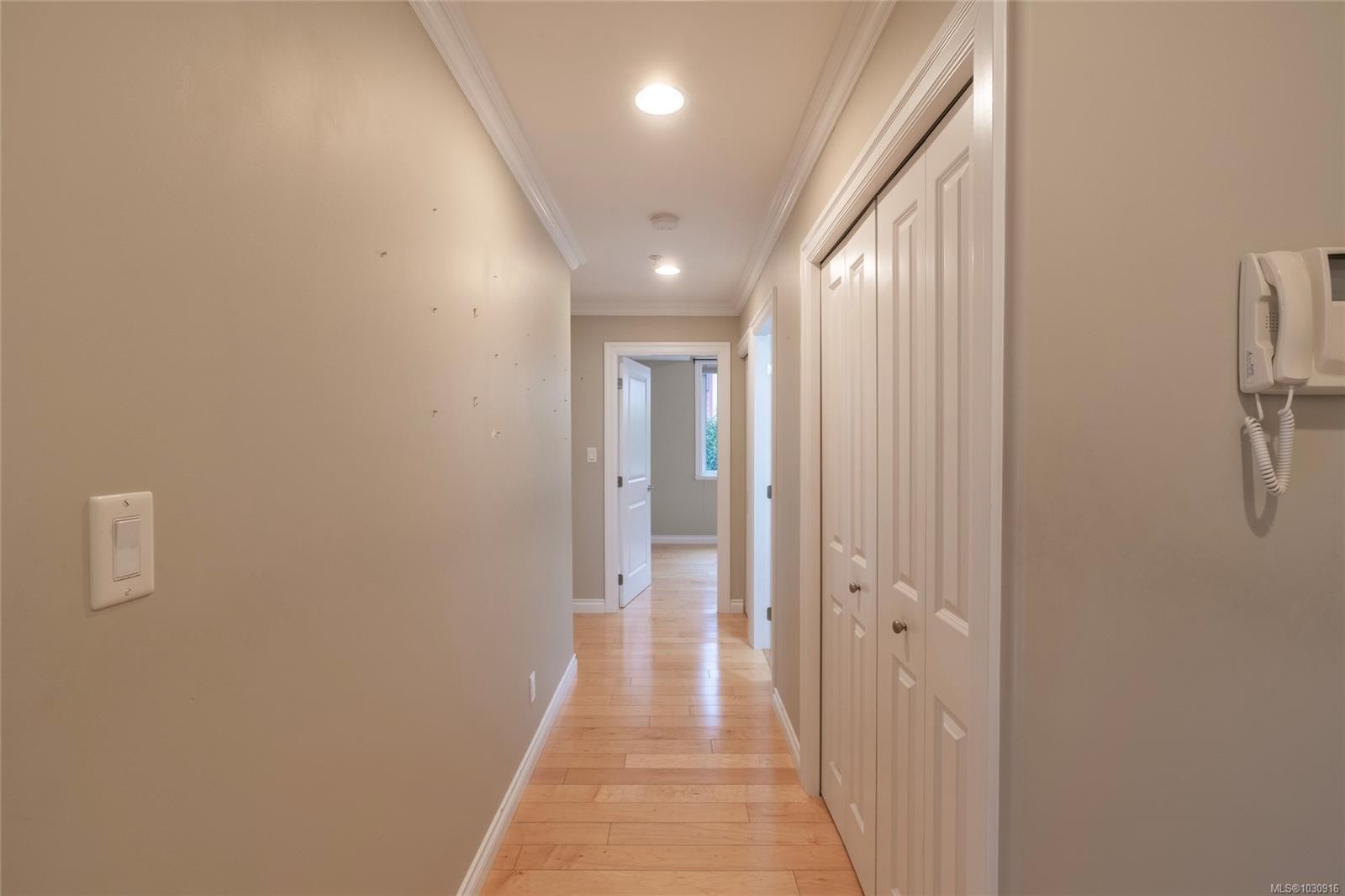 201-9942 Third St, Sidney, BC - Indoor Photo Showing Other Room