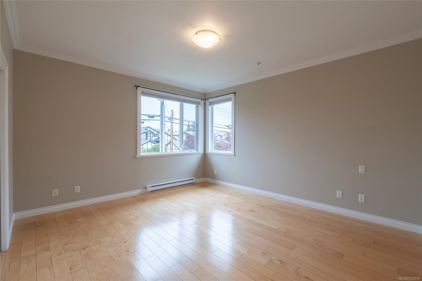 201-9942 Third St, Sidney, BC - Indoor Photo Showing Other Room