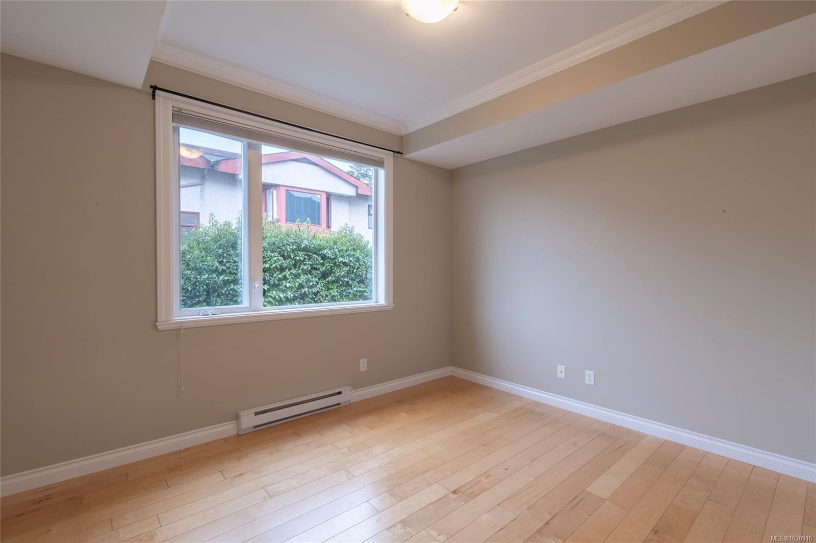 201-9942 Third St, Sidney, BC - Indoor Photo Showing Other Room