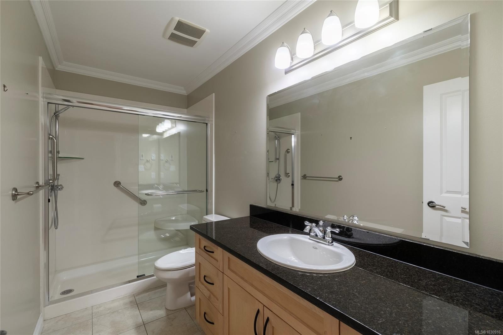 201-9942 Third St, Sidney, BC - Indoor Photo Showing Bathroom