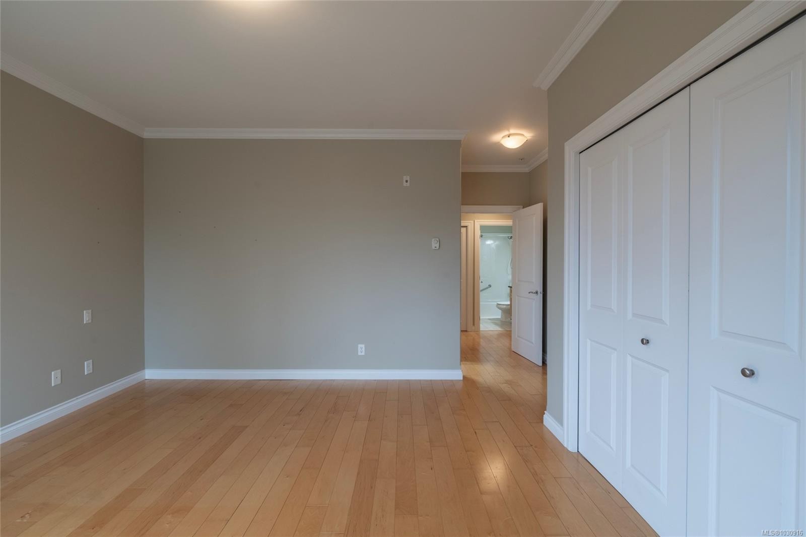 201-9942 Third St, Sidney, BC - Indoor Photo Showing Other Room