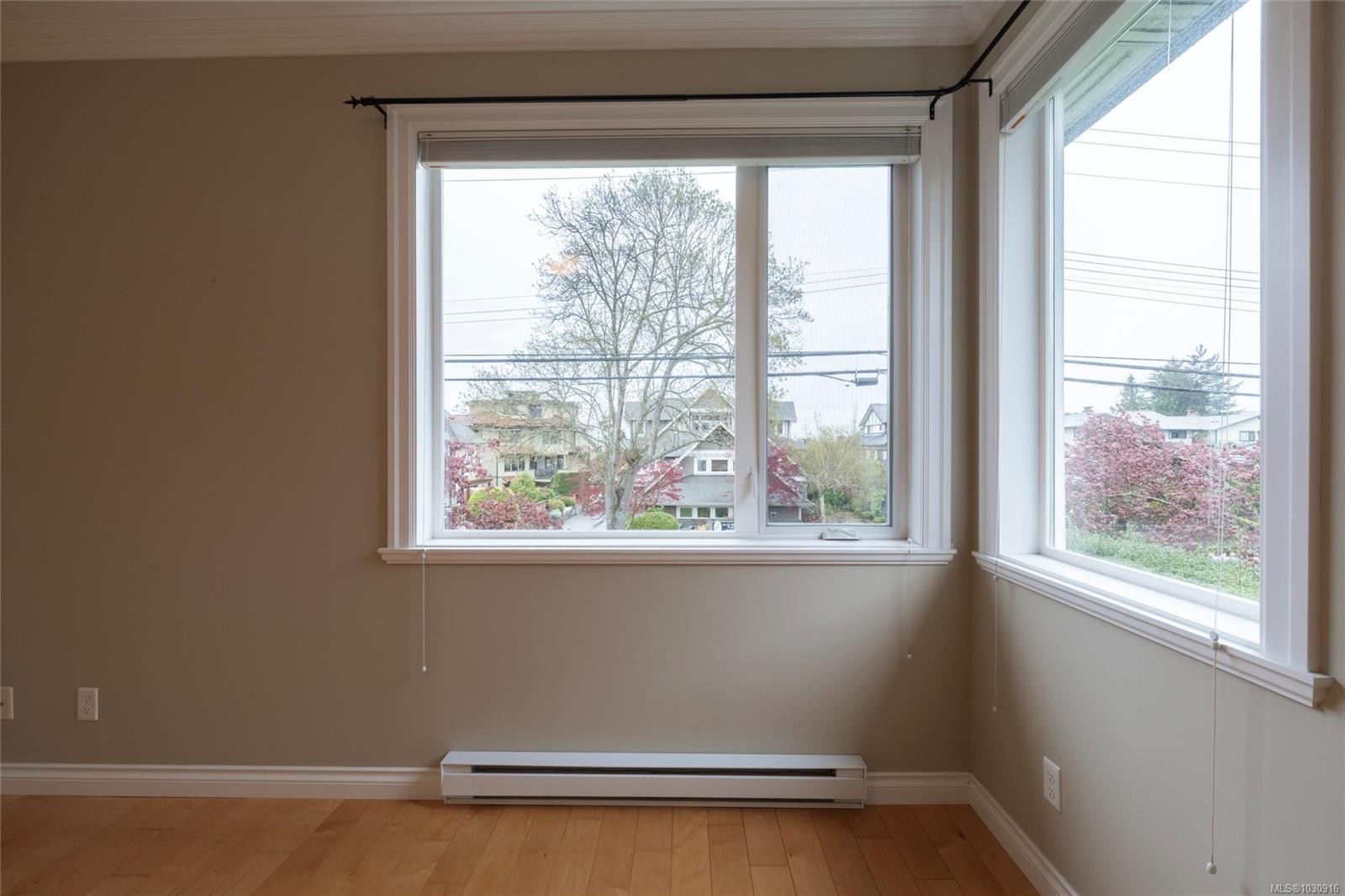 201-9942 Third St, Sidney, BC - Indoor Photo Showing Other Room