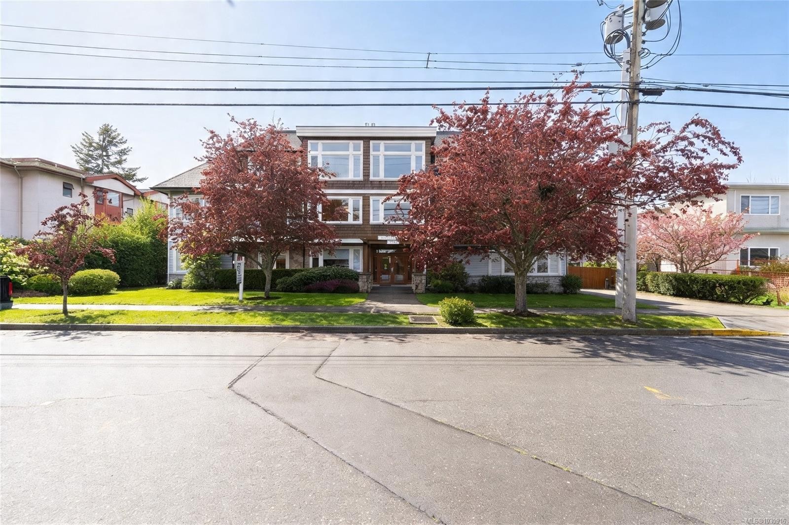 201-9942 Third St, Sidney, BC - Outdoor