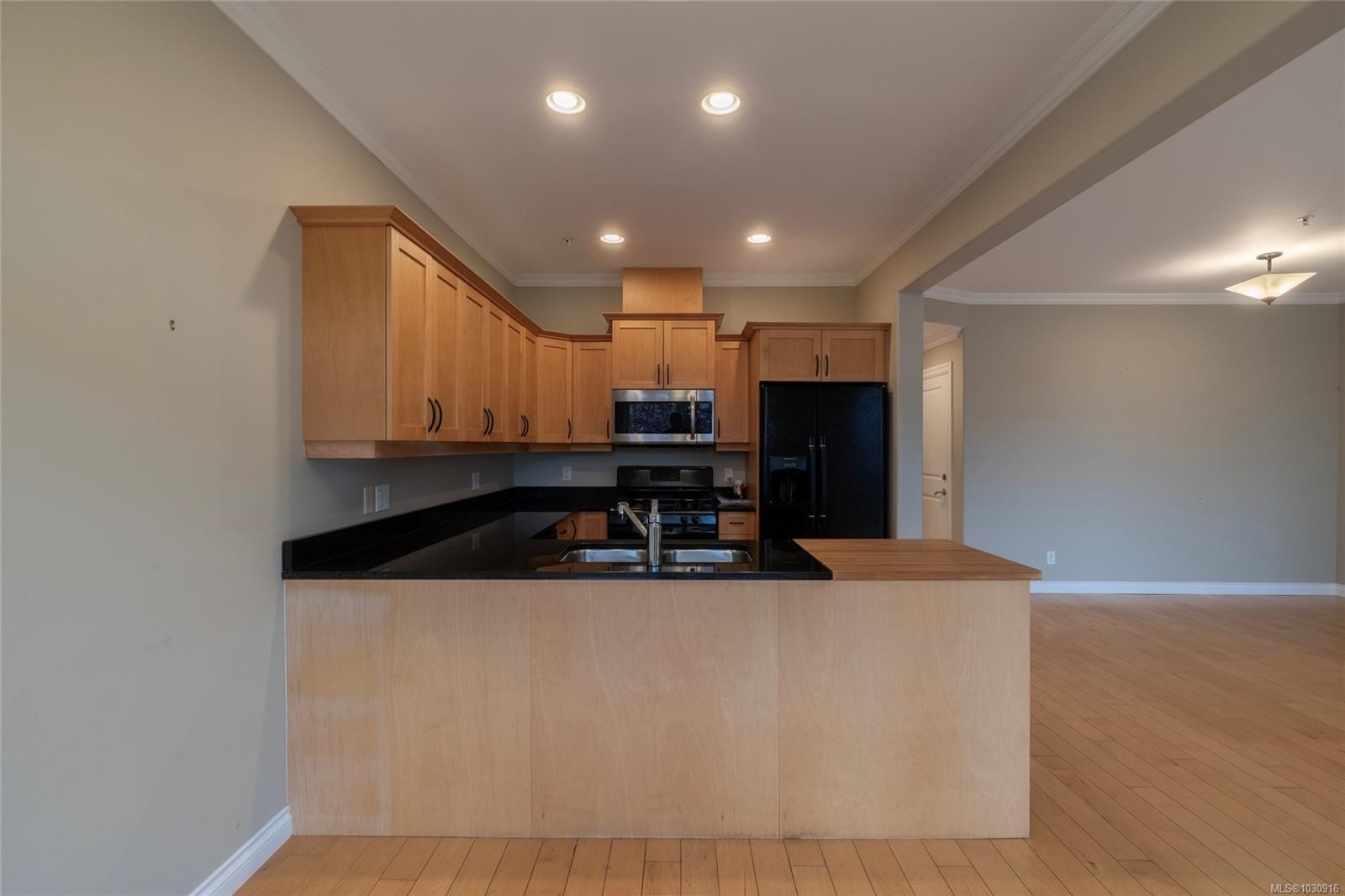 201-9942 Third St, Sidney, BC - Indoor Photo Showing Kitchen With Double Sink