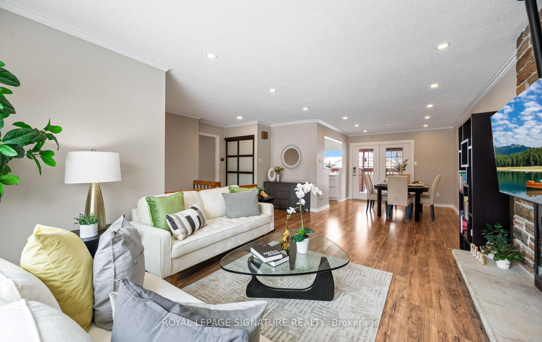 6943 Estoril Road, Mississauga, ON - Indoor Photo Showing Living Room