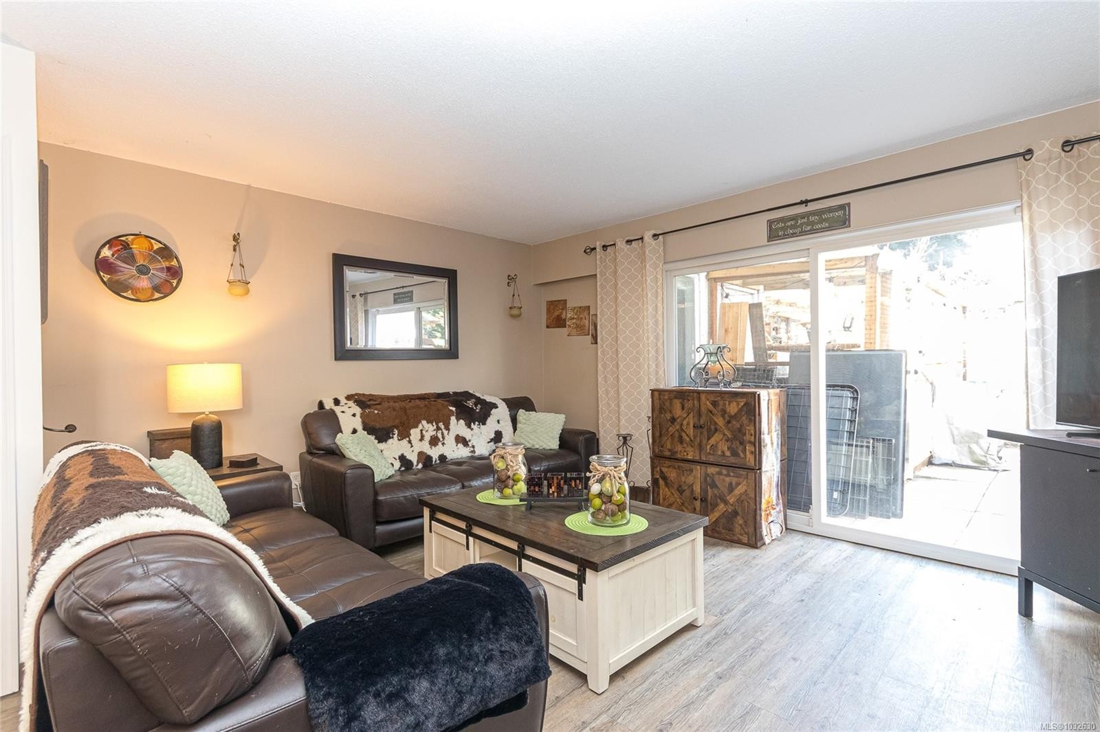 2834 Sooke Rd, Langford, BC - Indoor Photo Showing Living Room