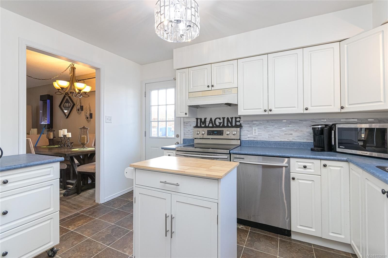 2834 Sooke Rd, Langford, BC - Indoor Photo Showing Kitchen