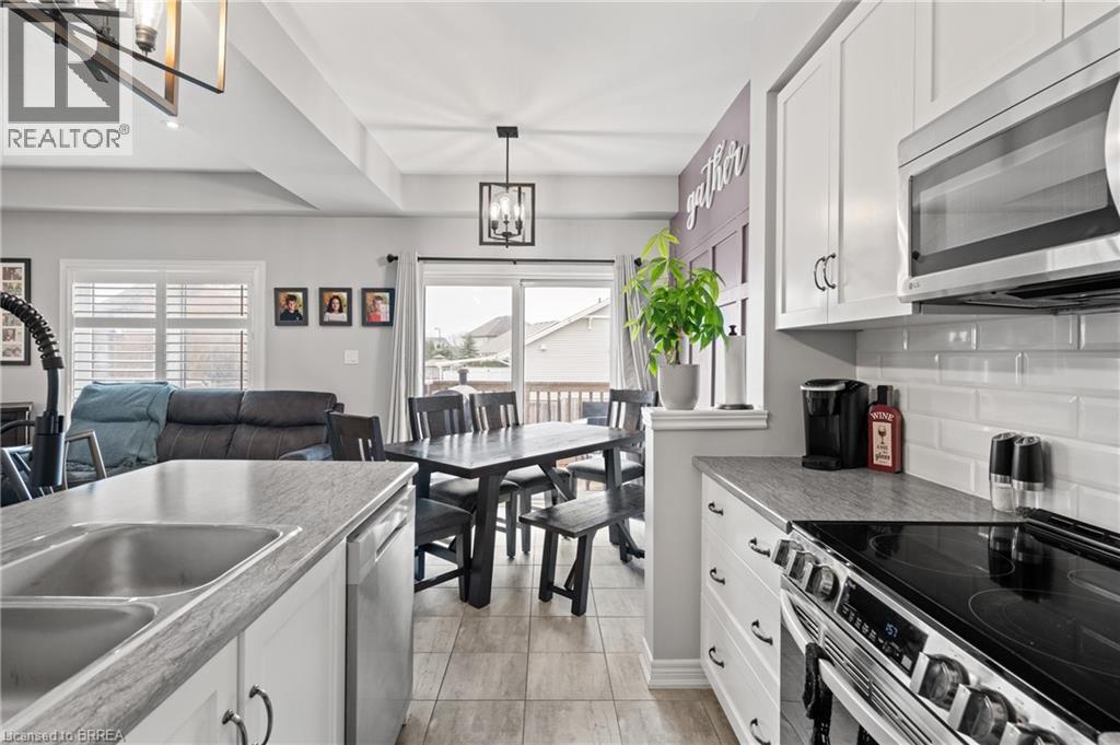 88 Severino Circle, Smithville, ON - Indoor Photo Showing Kitchen With Double Sink