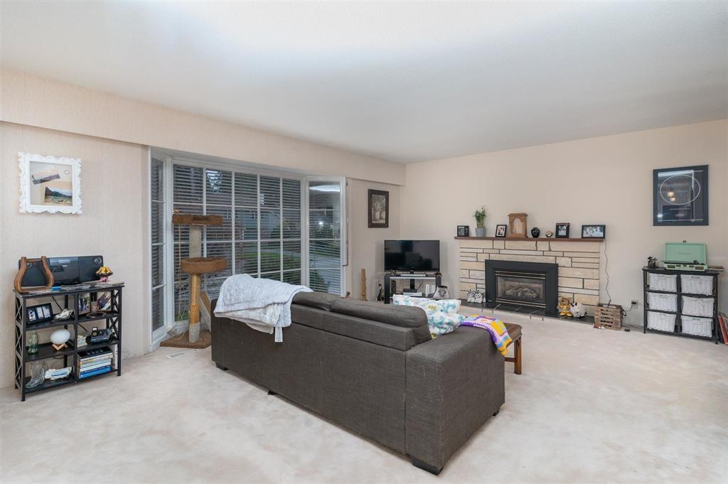 11275 Kendale Way, Delta, BC - Indoor Photo Showing Living Room With Fireplace