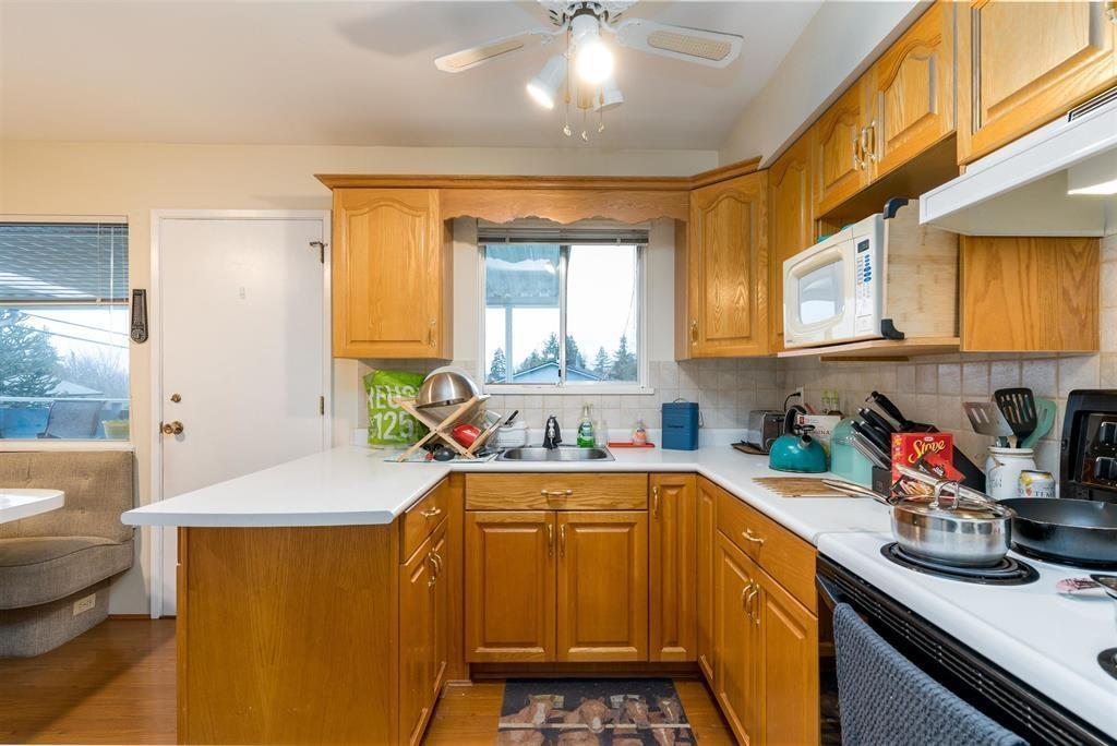 11275 Kendale Way, Delta, BC - Indoor Photo Showing Kitchen