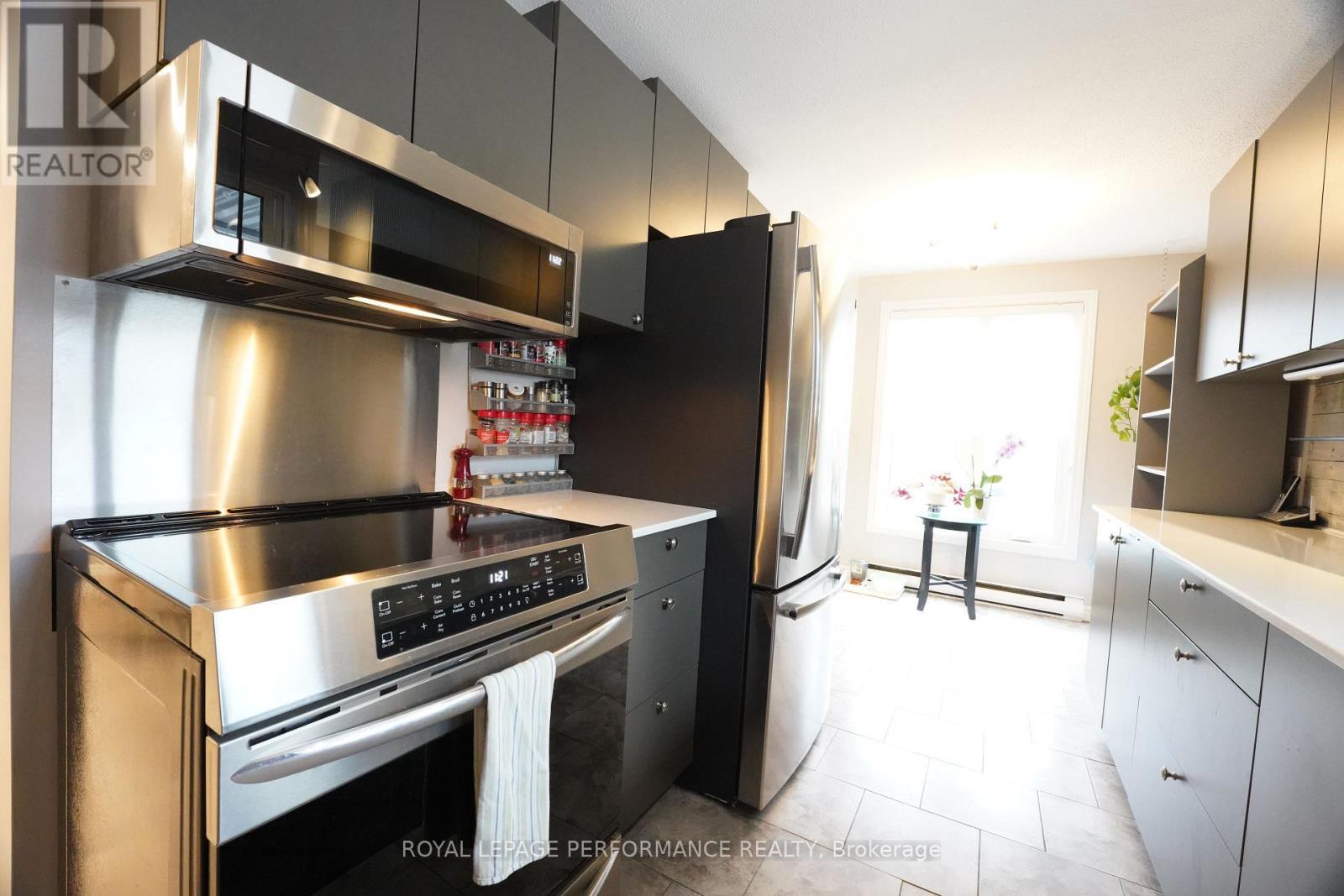 632 Dundas Crescent, Cornwall, ON - Indoor Photo Showing Kitchen
