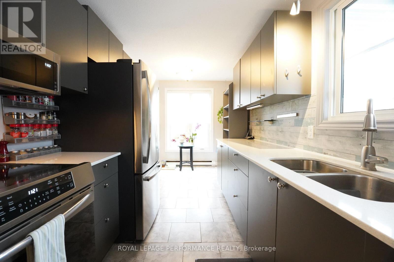 632 Dundas Crescent, Cornwall, ON - Indoor Photo Showing Kitchen With Double Sink