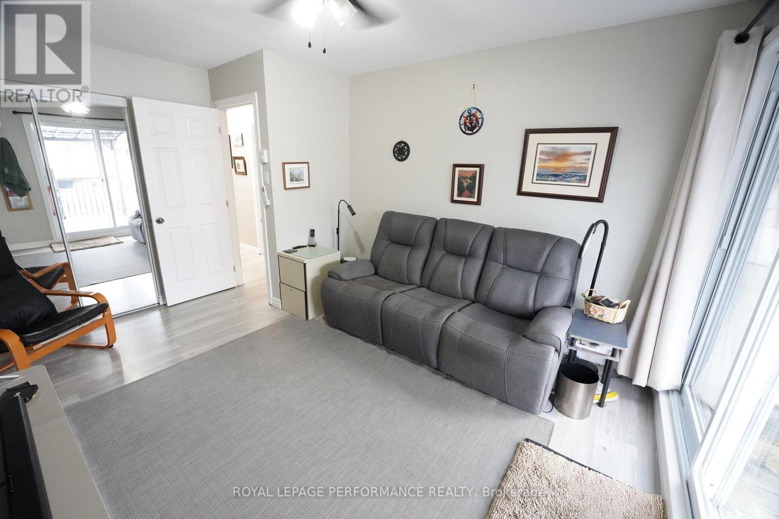 632 Dundas Crescent, Cornwall, ON - Indoor Photo Showing Living Room