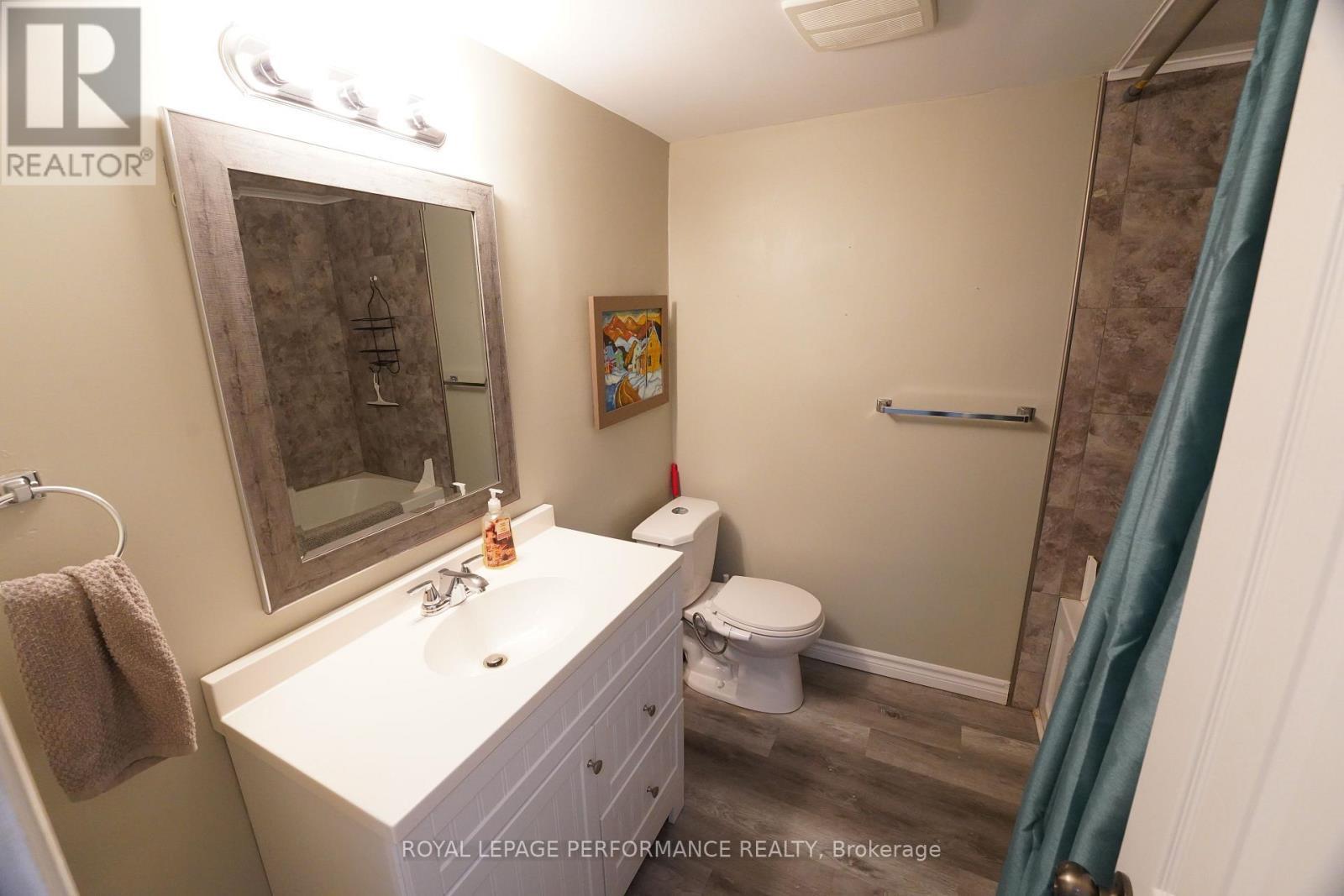 632 Dundas Crescent, Cornwall, ON - Indoor Photo Showing Bathroom