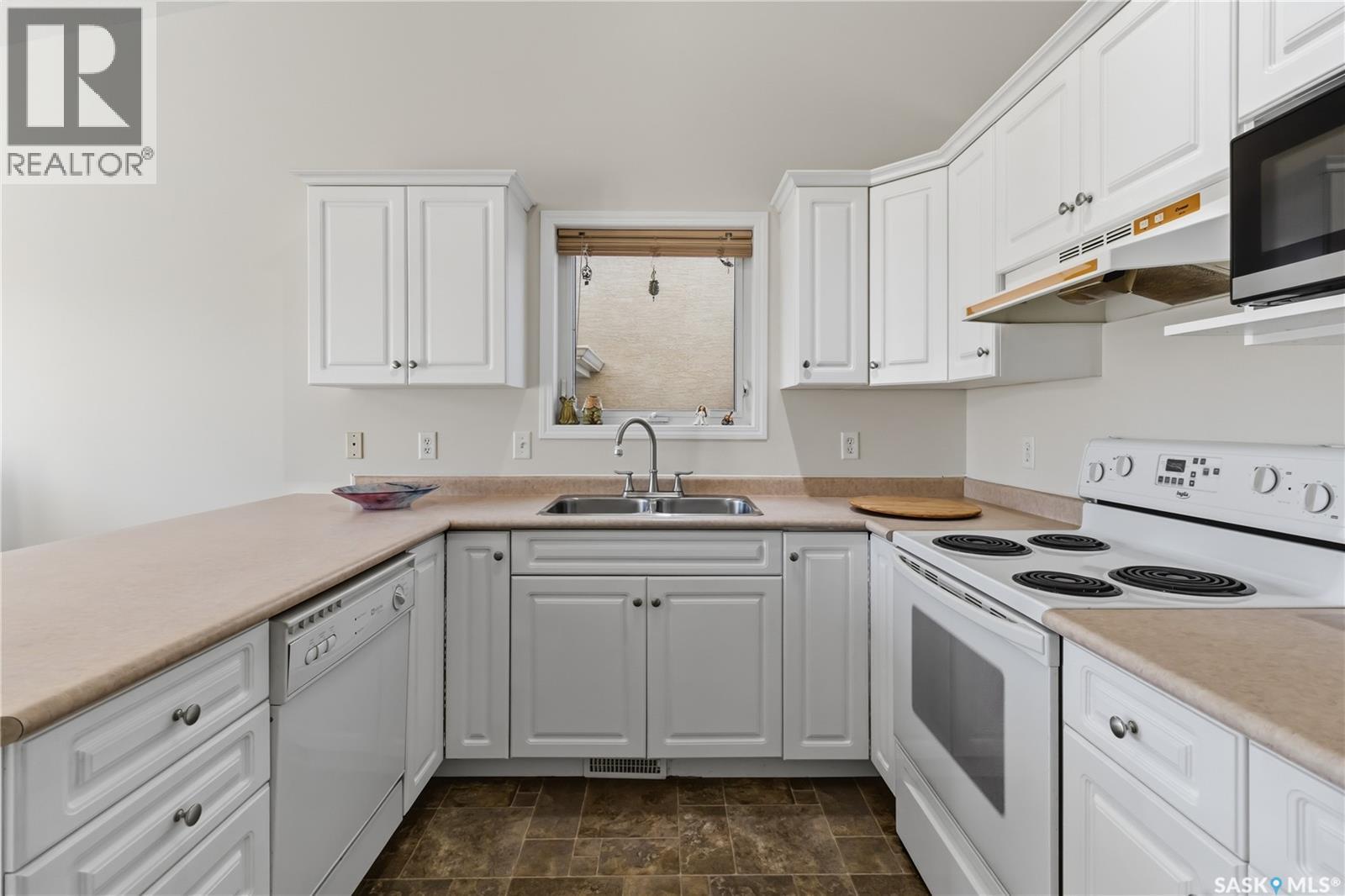 414 Adaskin Cove, Saskatoon, SK - Indoor Photo Showing Kitchen With Double Sink
