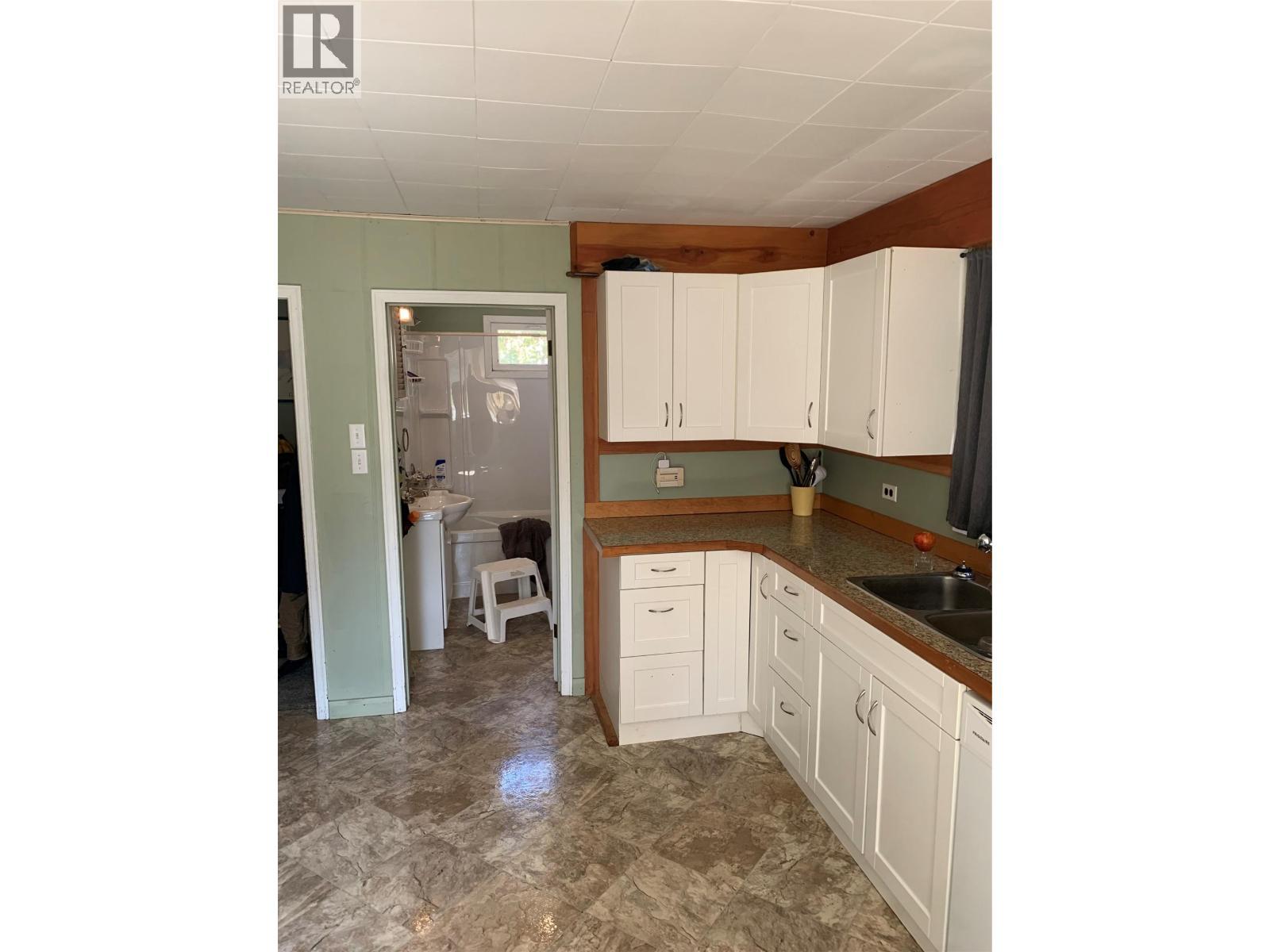 572 6 Highway, Nakusp, BC - Indoor Photo Showing Kitchen
