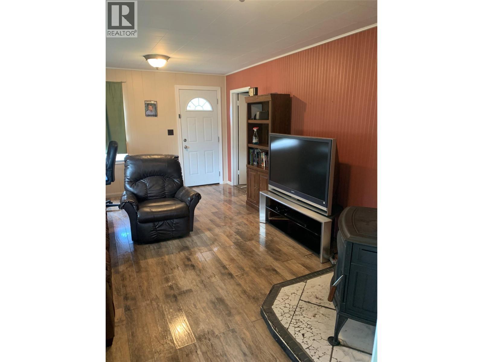 572 6 Highway, Nakusp, BC - Indoor