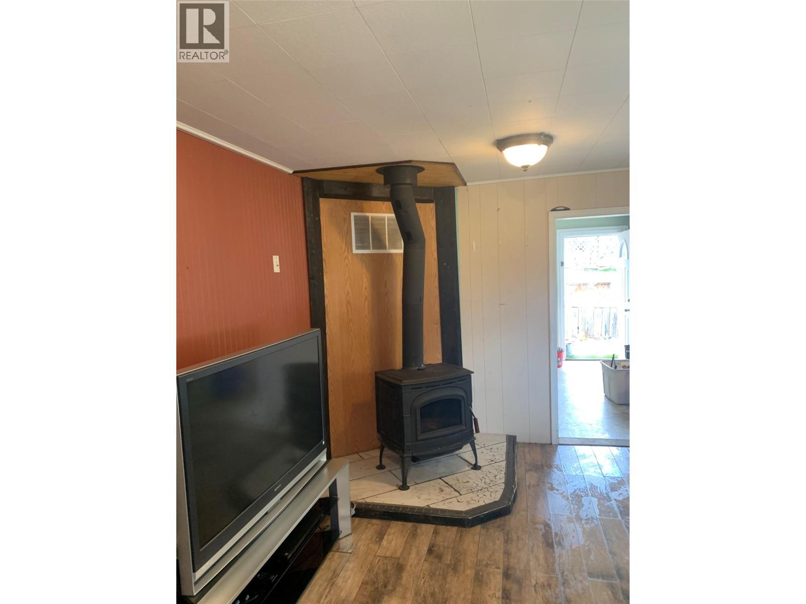 572 6 Highway, Nakusp, BC - Indoor With Fireplace