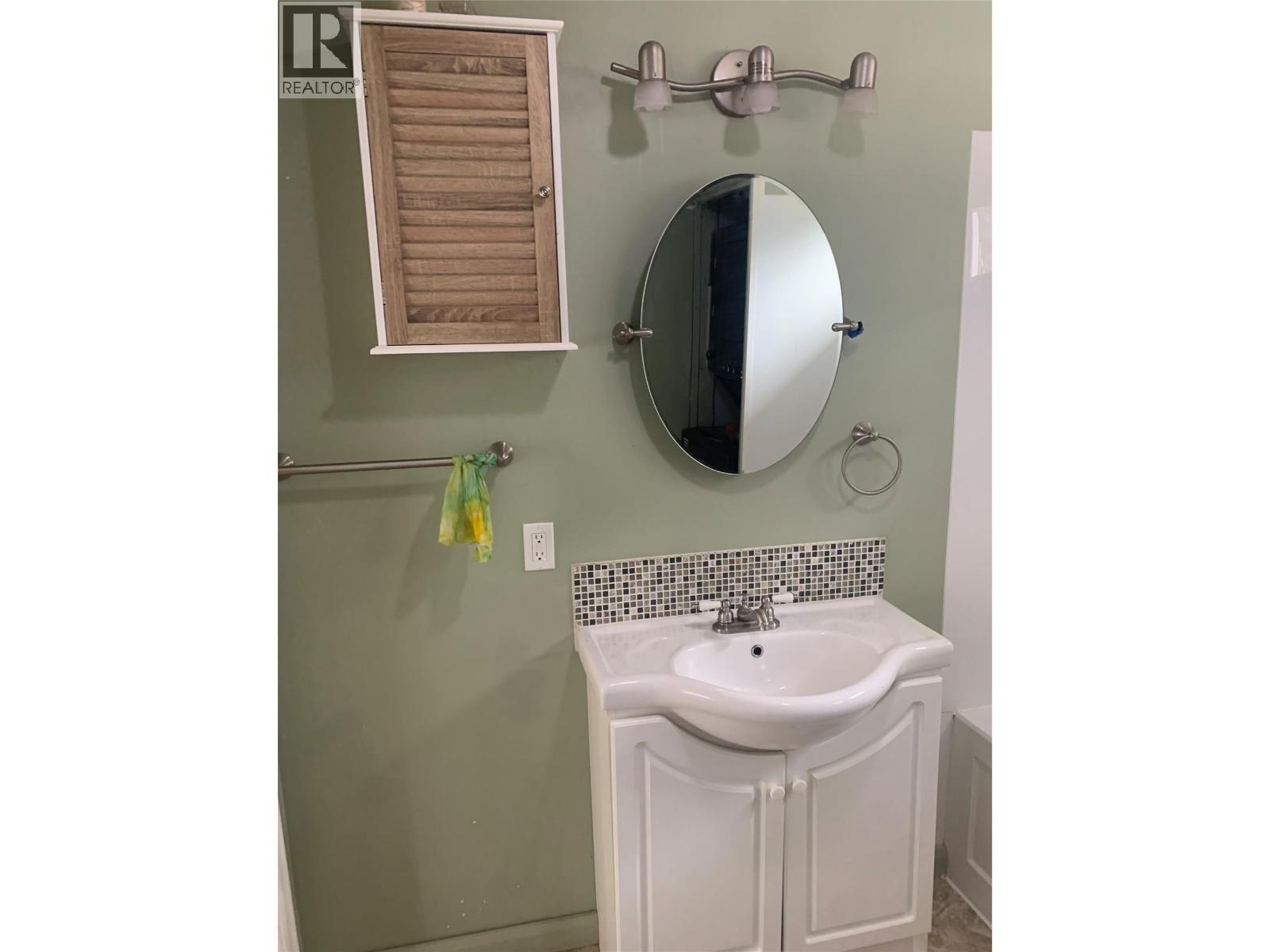 572 6 Highway, Nakusp, BC - Indoor Photo Showing Bathroom
