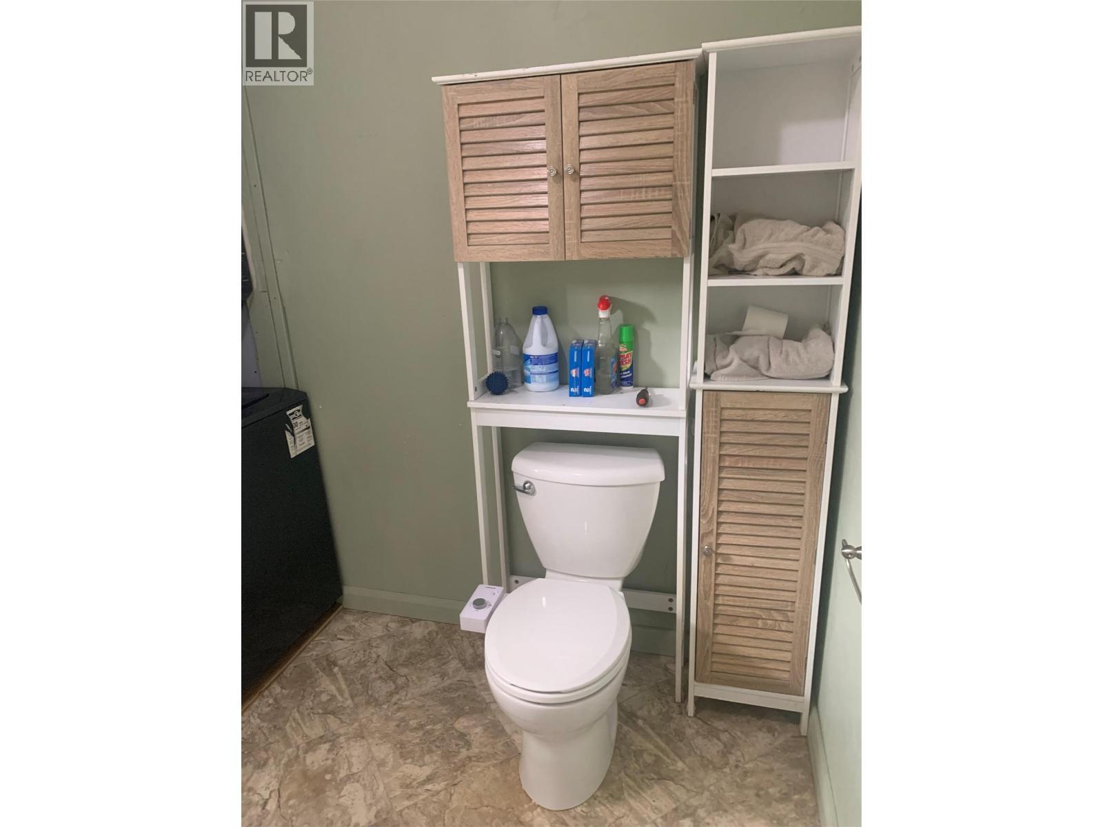 572 6 Highway, Nakusp, BC - Indoor Photo Showing Bathroom