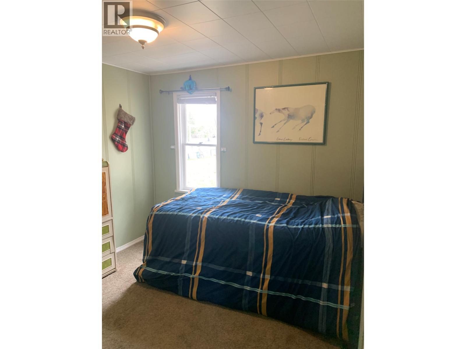 572 6 Highway, Nakusp, BC - Indoor Photo Showing Bedroom