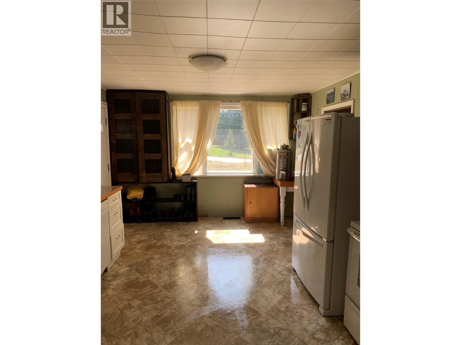 572 6 Highway, Nakusp, BC - Indoor