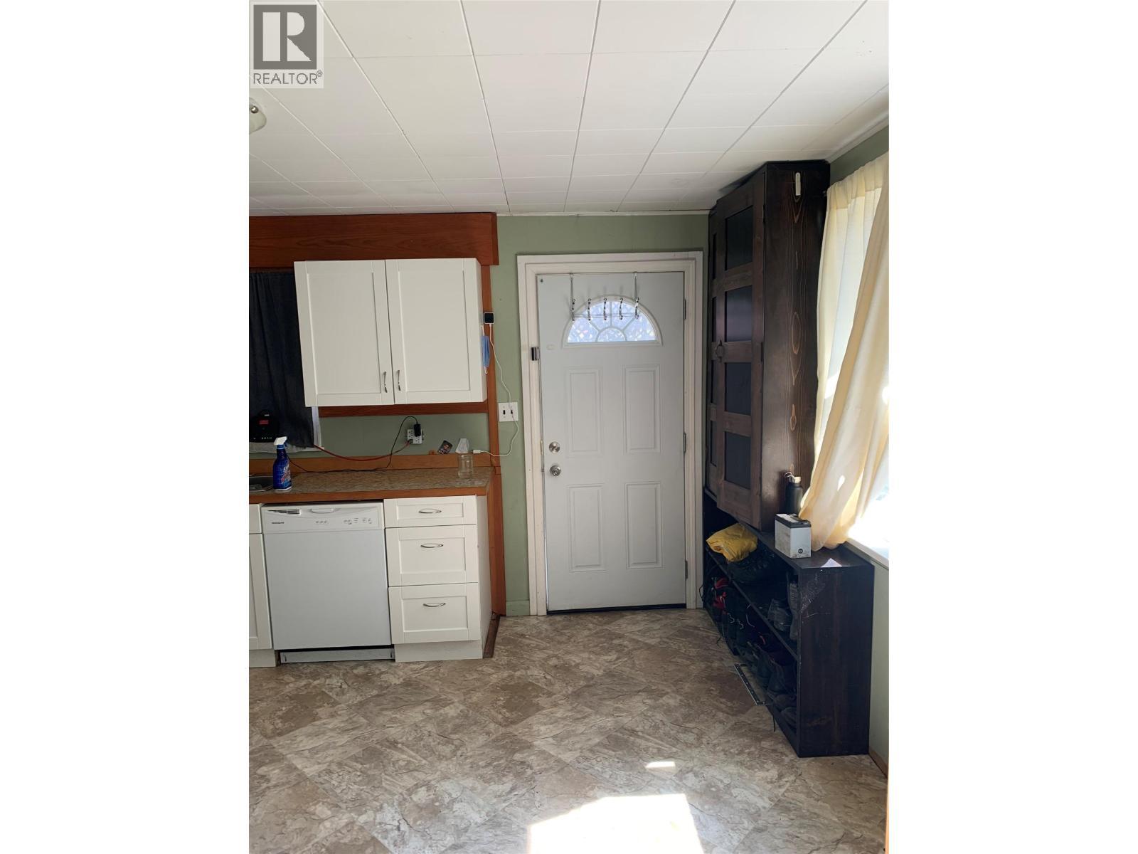 572 6 Highway, Nakusp, BC - Indoor