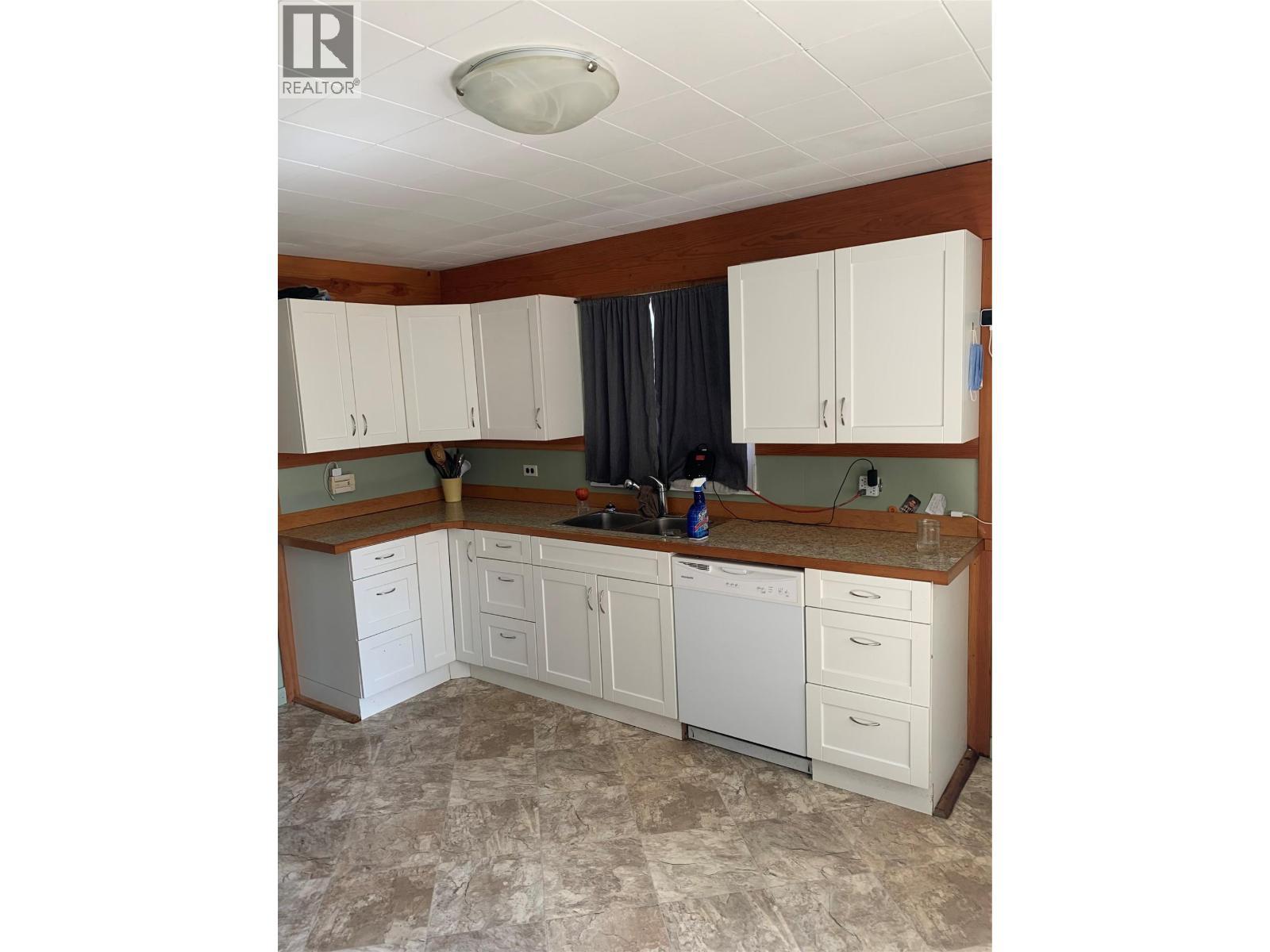 572 6 Highway, Nakusp, BC - Indoor Photo Showing Kitchen With Double Sink