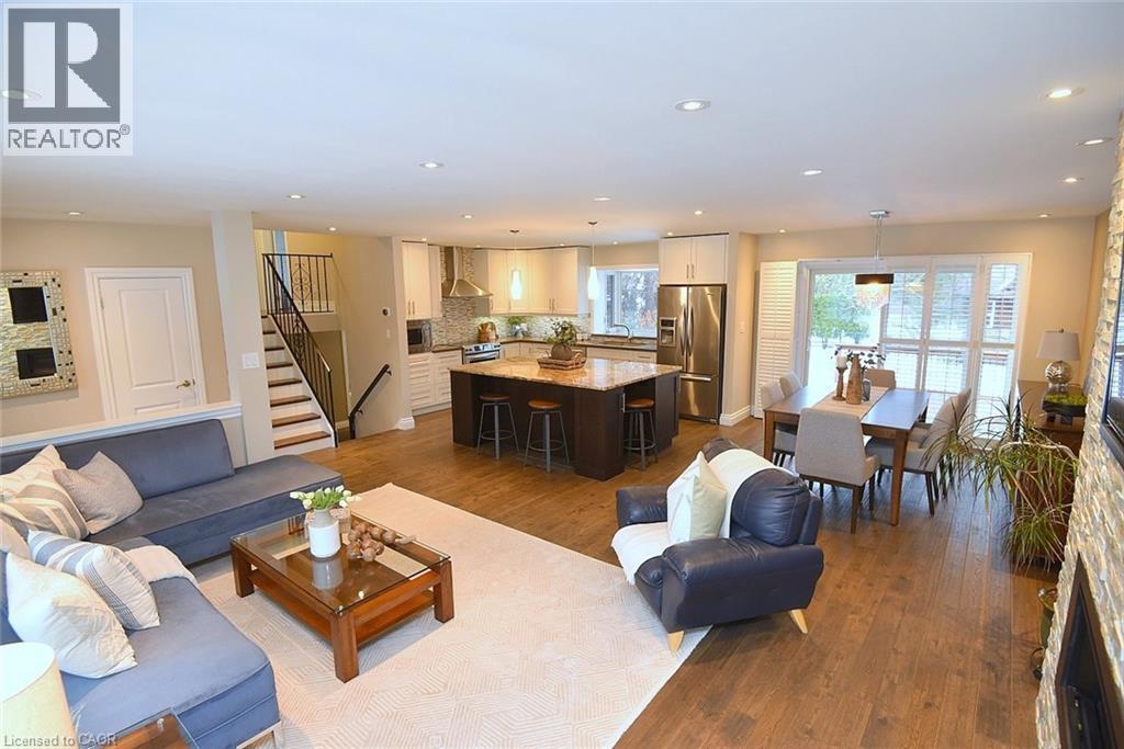 Adjacent to kitchen - 626 Vanderburgh Drive, Burlington, ON - Indoor Photo Showing Living Room