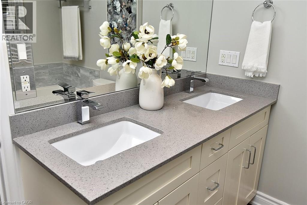 Double sinks - 626 Vanderburgh Drive, Burlington, ON - Indoor Photo Showing Bathroom