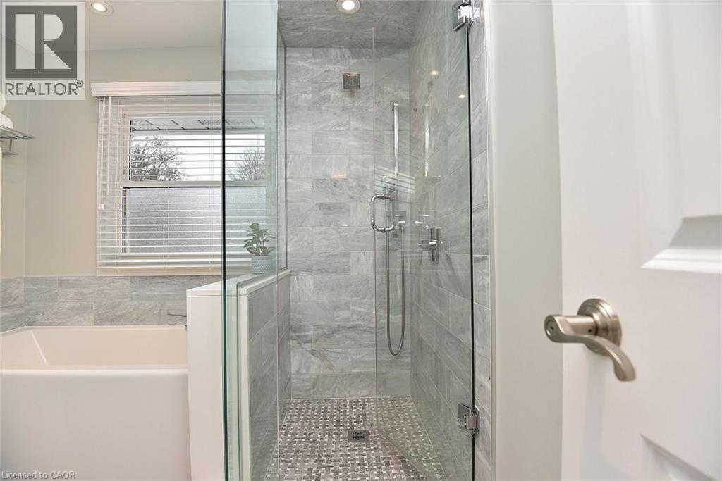 Main 5 pce bathroom - 626 Vanderburgh Drive, Burlington, ON - Indoor Photo Showing Bathroom