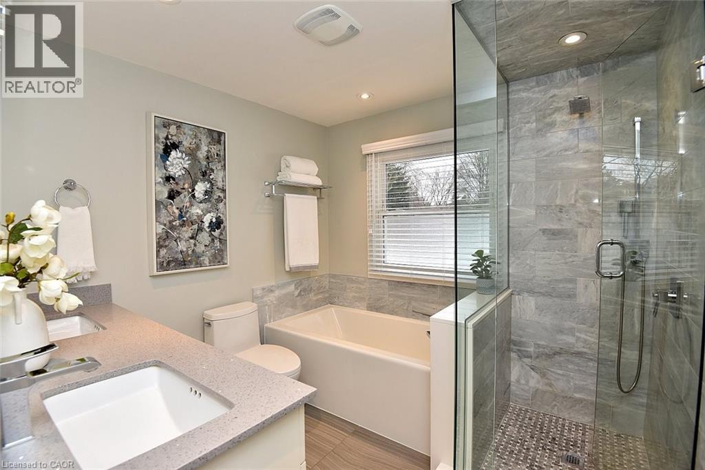 oversized tub & separate shower - 626 Vanderburgh Drive, Burlington, ON - Indoor Photo Showing Bathroom