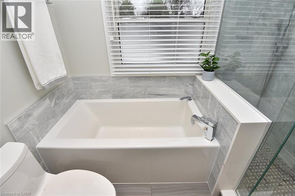 Large tub - 626 Vanderburgh Drive, Burlington, ON - Indoor Photo Showing Bathroom