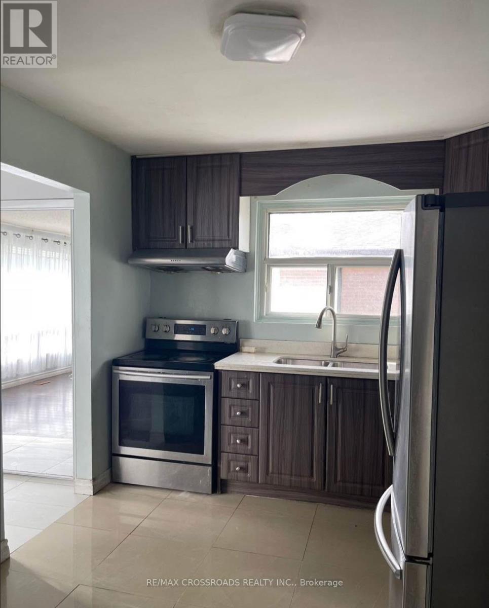 48 Gorsey Square, Toronto, ON - Indoor Photo Showing Kitchen With Double Sink